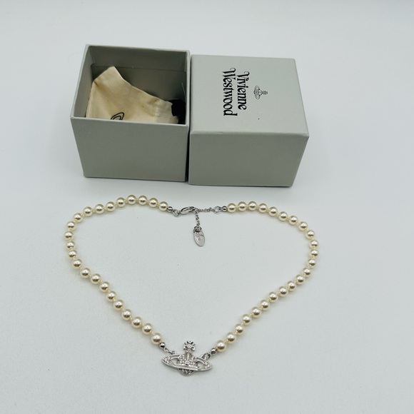 Vivienne Westwood Jewelry - Vivienne Westwood Pearl Necklace